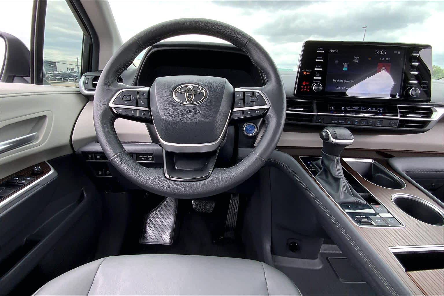 2024 Toyota Sienna XLE Wind Chill Pearl at Group 1 Toyota Southwest