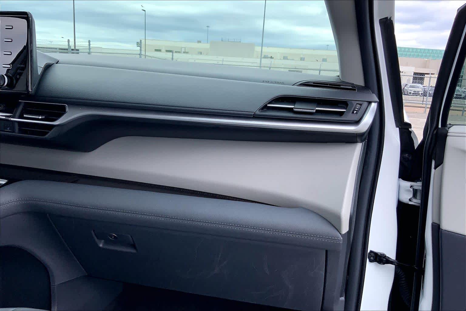 2024 Toyota Sienna XLE Wind Chill Pearl at Group 1 Toyota Southwest