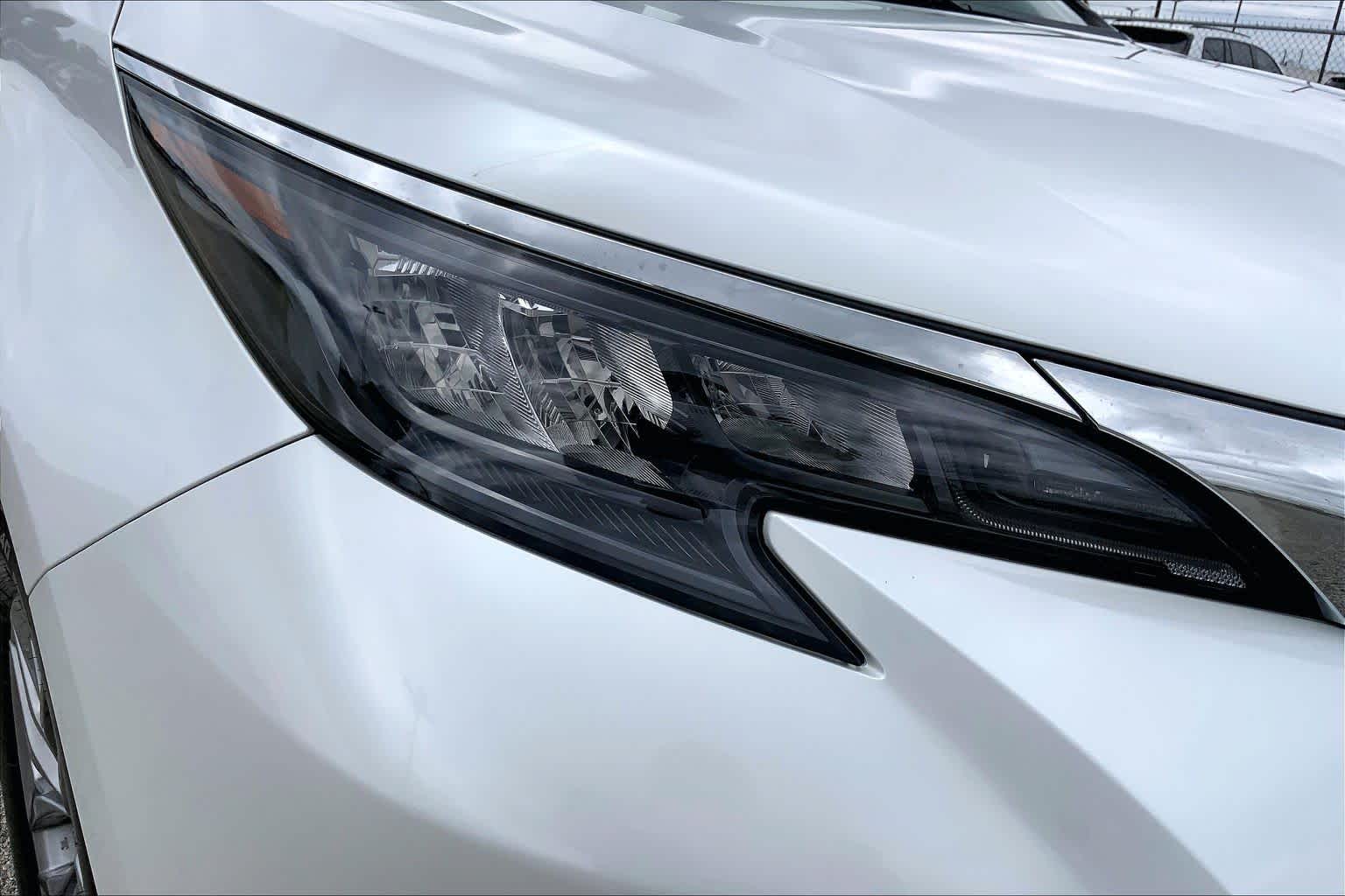 2024 Toyota Sienna XLE Wind Chill Pearl at Group 1 Toyota Southwest