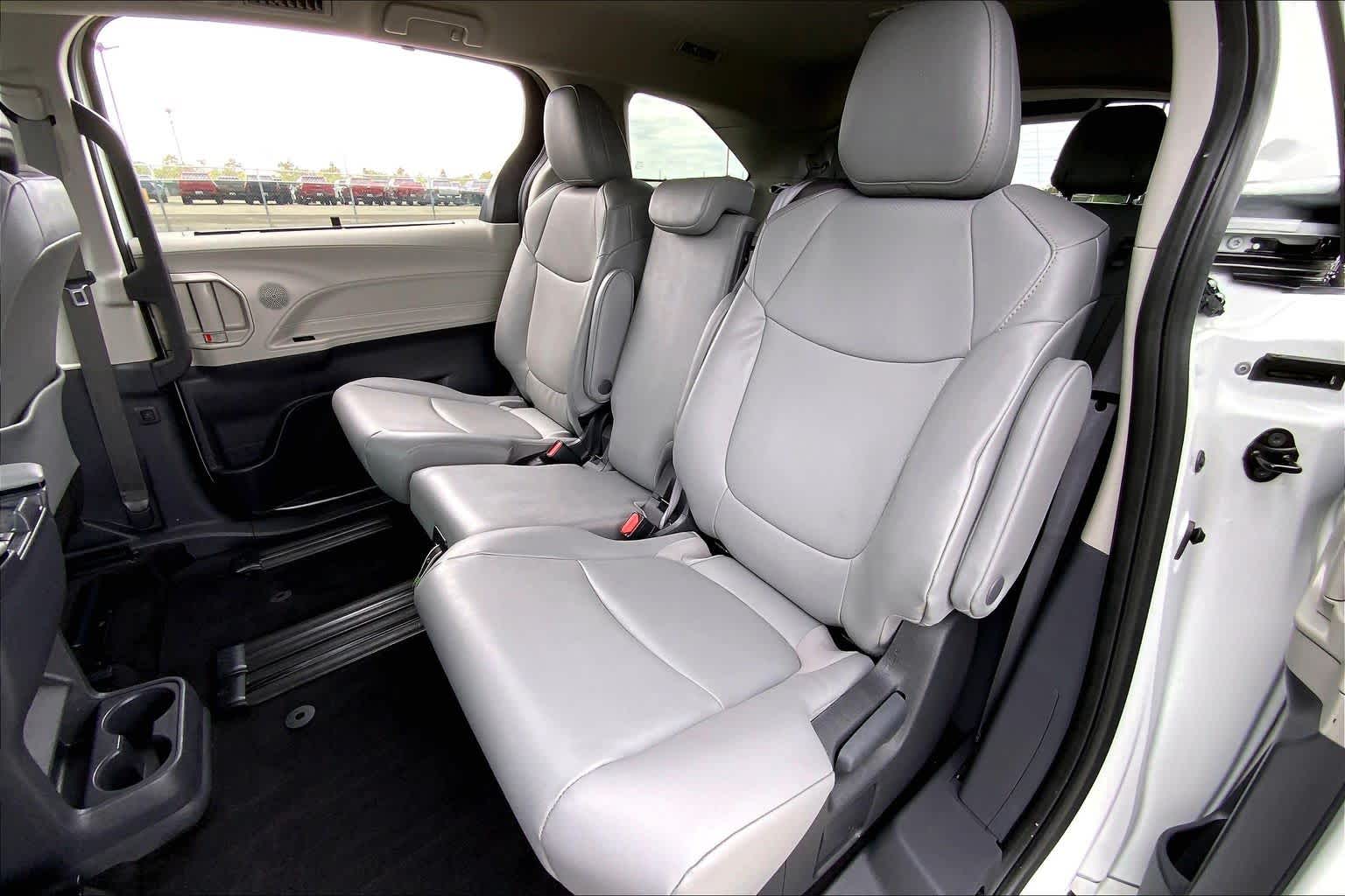 2024 Toyota Sienna XLE Wind Chill Pearl at Group 1 Toyota Southwest