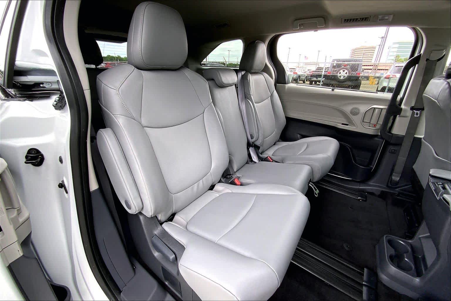 2024 Toyota Sienna XLE Wind Chill Pearl at Group 1 Toyota Southwest