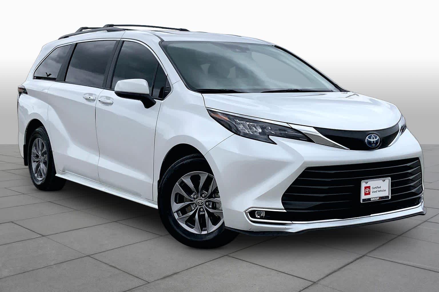 2024 Toyota Sienna XLE Wind Chill Pearl at Group 1 Toyota Southwest