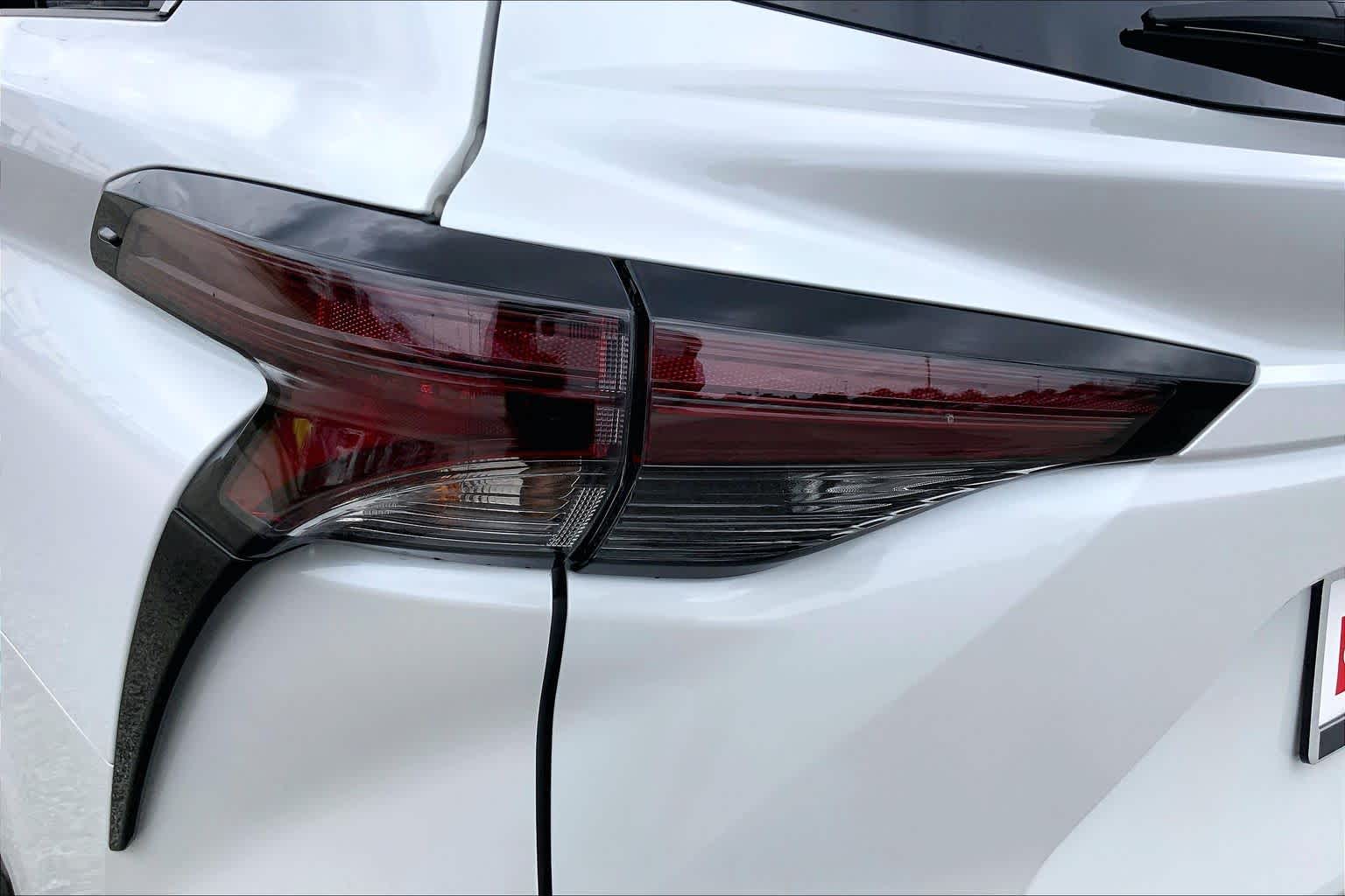2024 Toyota Sienna XLE Wind Chill Pearl at Group 1 Toyota Southwest