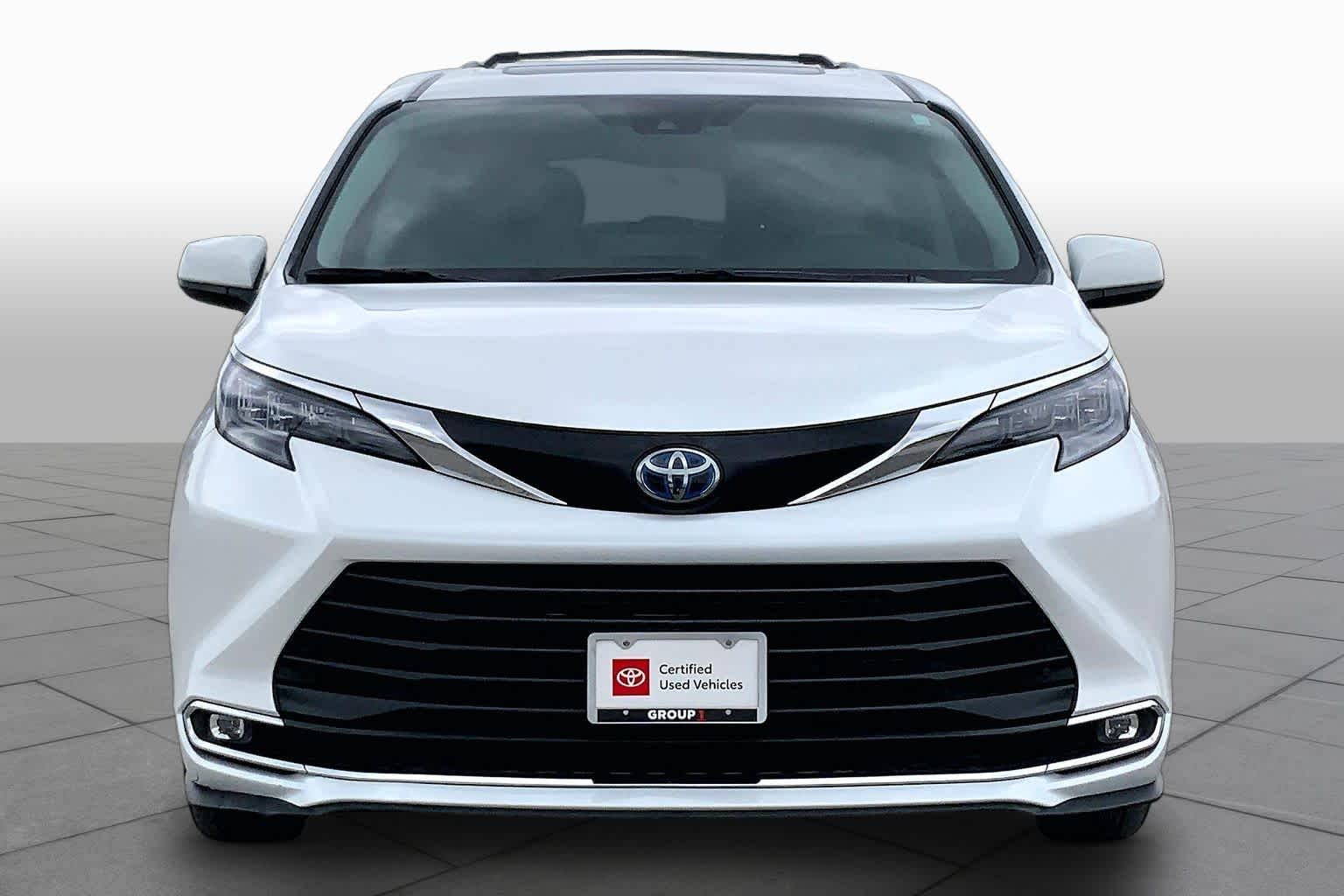 2024 Toyota Sienna XLE Wind Chill Pearl at Group 1 Toyota Southwest
