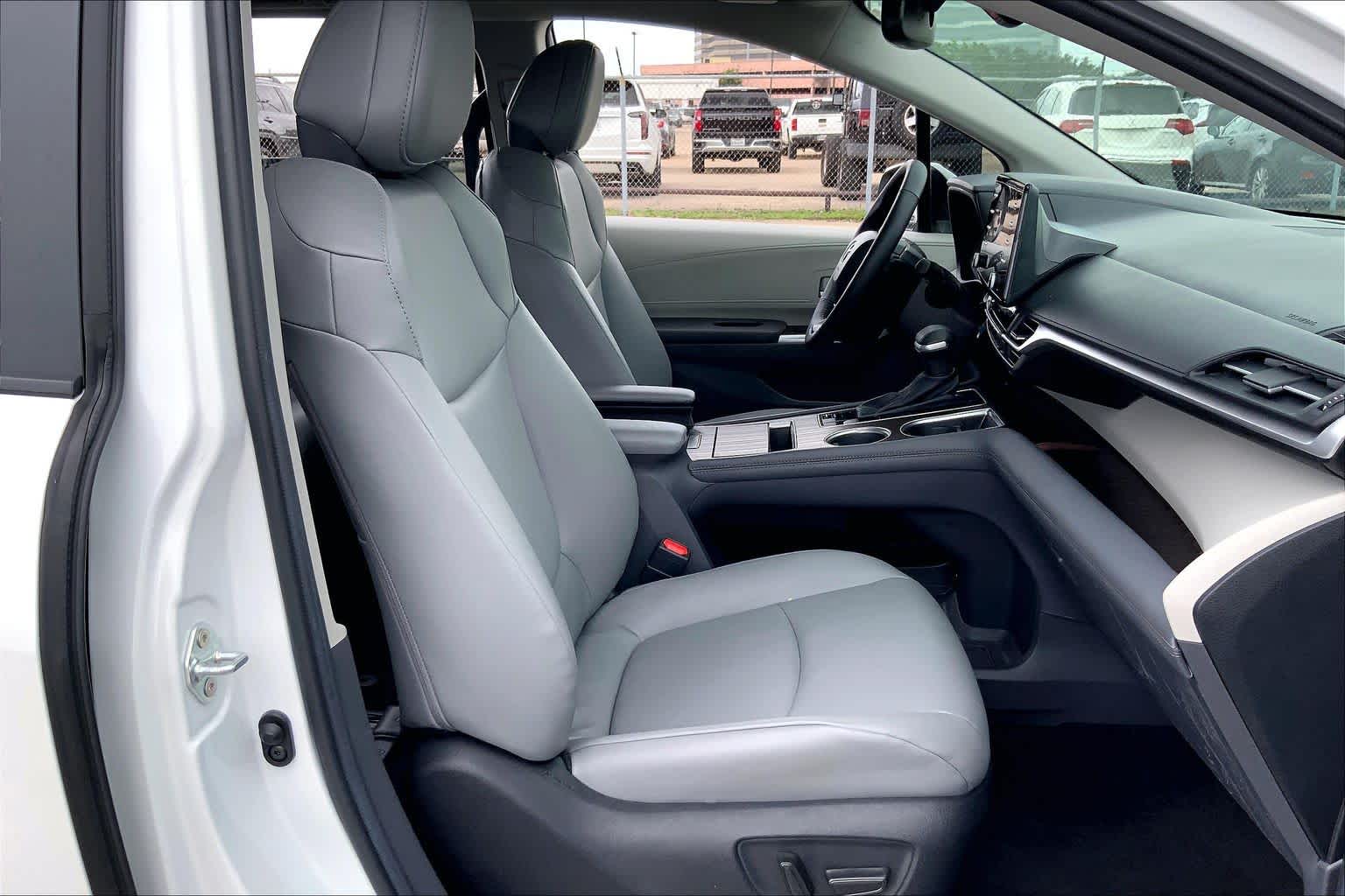 2024 Toyota Sienna XLE Wind Chill Pearl at Group 1 Toyota Southwest