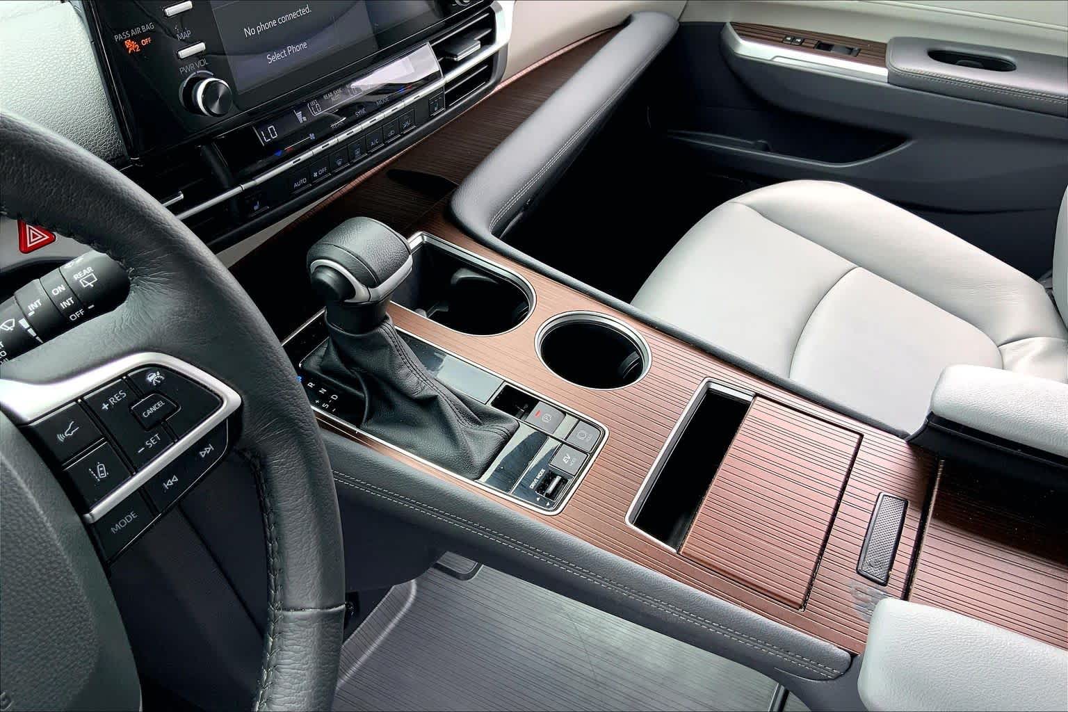 2024 Toyota Sienna XLE Wind Chill Pearl at Group 1 Toyota Southwest