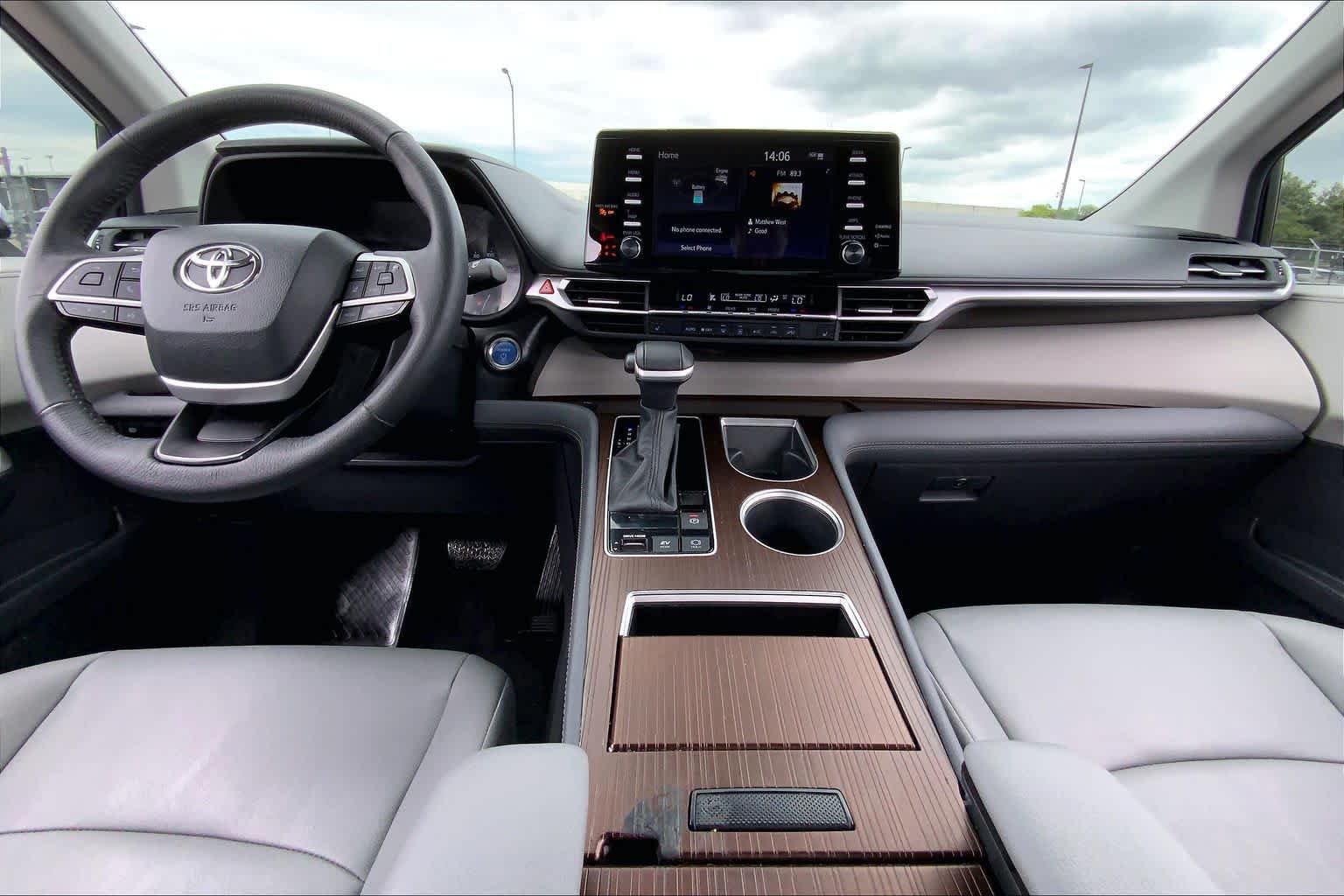 2024 Toyota Sienna XLE Wind Chill Pearl at Group 1 Toyota Southwest