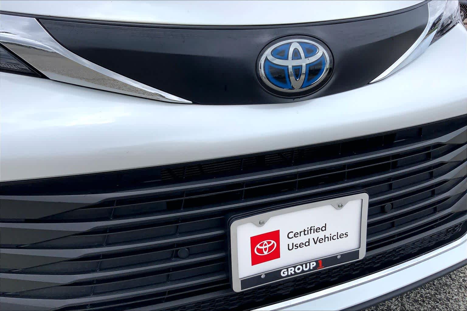 2024 Toyota Sienna XLE Wind Chill Pearl at Group 1 Toyota Southwest