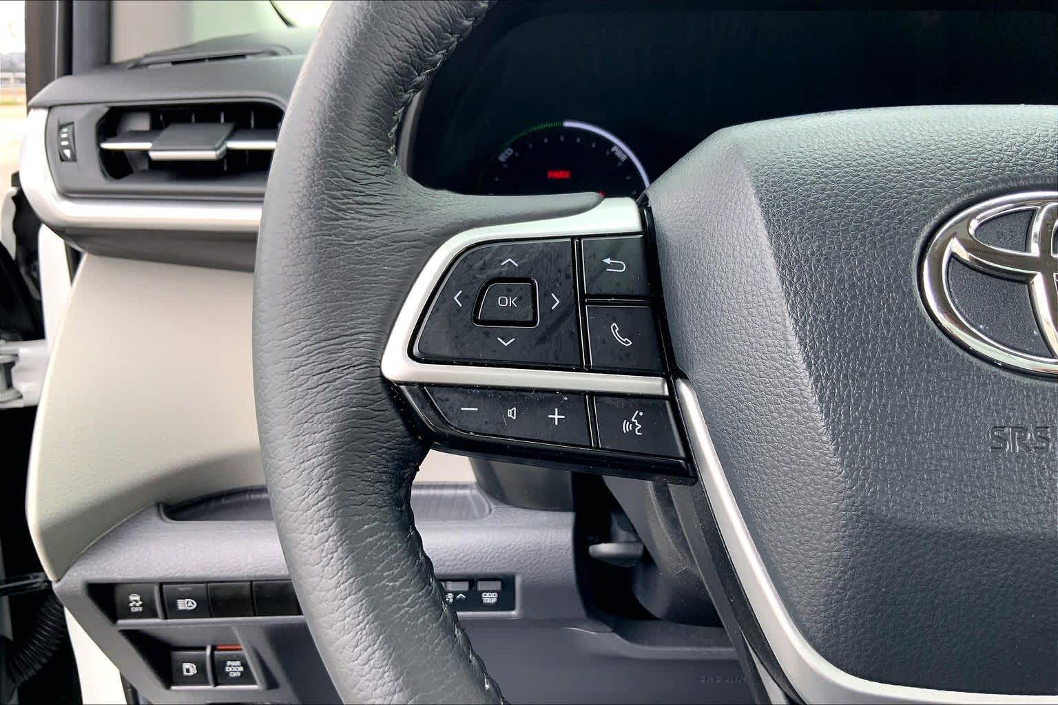 2024 Toyota Sienna XLE Wind Chill Pearl at Group 1 Toyota Southwest