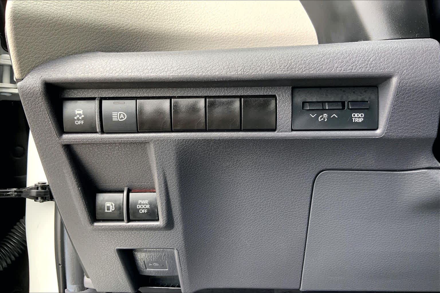 2024 Toyota Sienna XLE Wind Chill Pearl at Group 1 Toyota Southwest