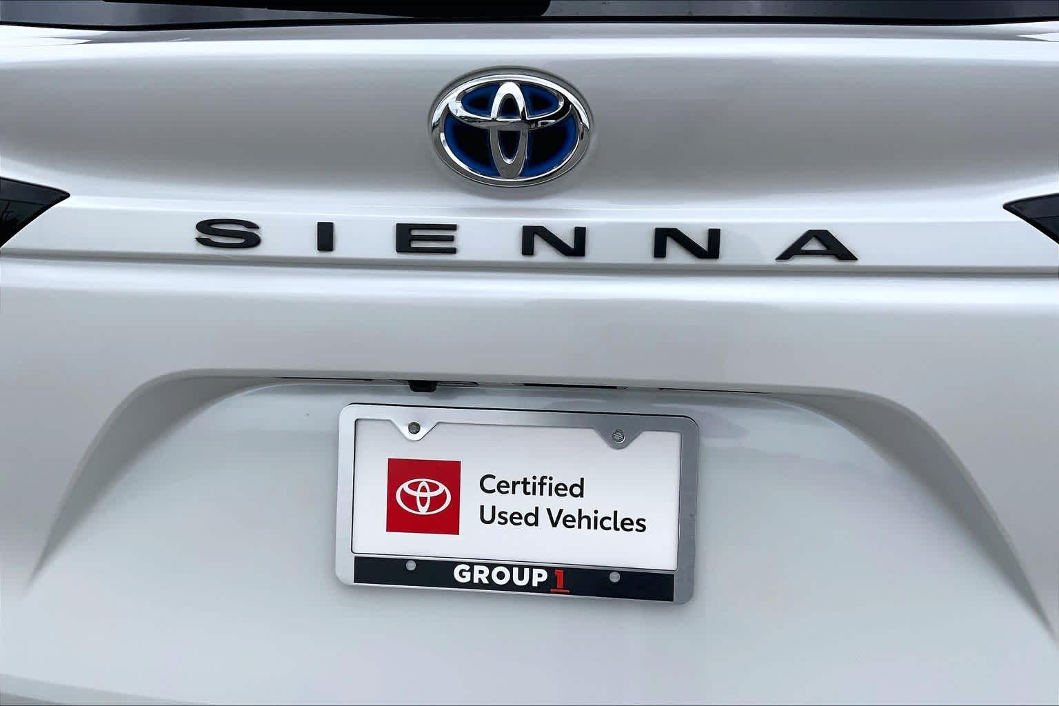 2024 Toyota Sienna XLE Wind Chill Pearl at Group 1 Toyota Southwest