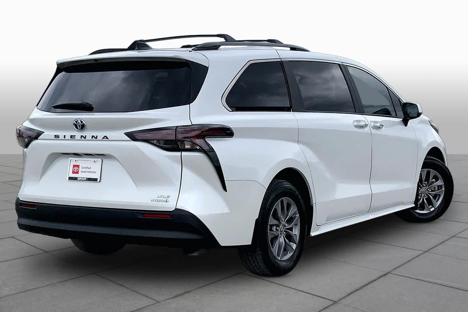 2024 Toyota Sienna XLE Wind Chill Pearl at Group 1 Toyota Southwest