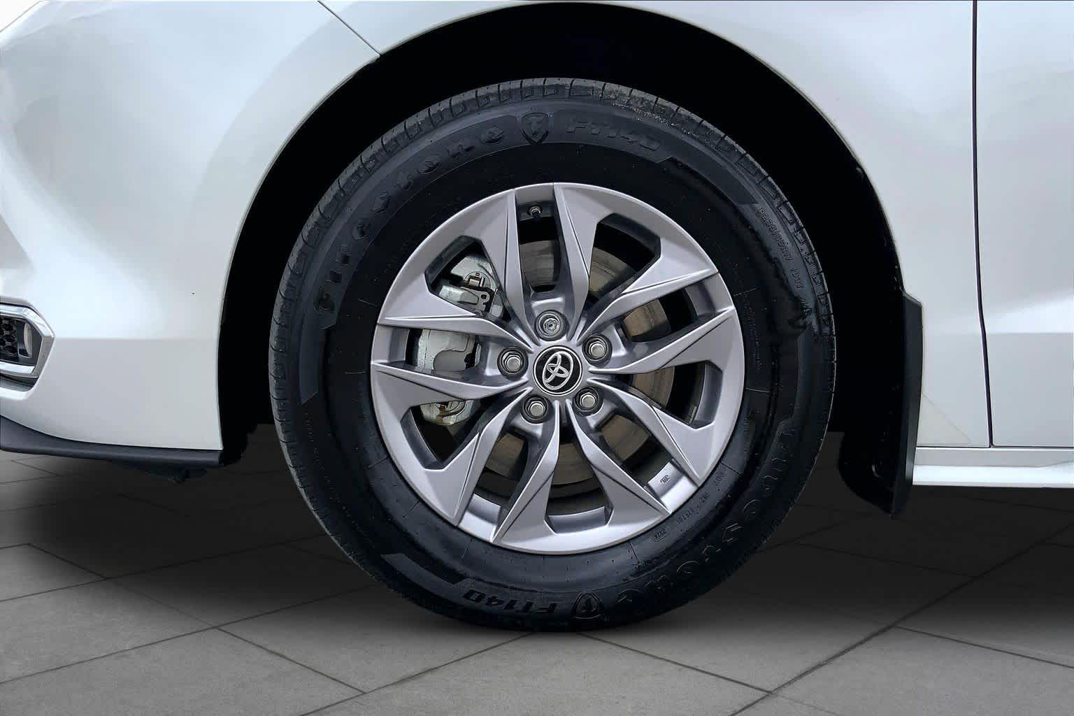 2024 Toyota Sienna XLE Wind Chill Pearl at Group 1 Toyota Southwest
