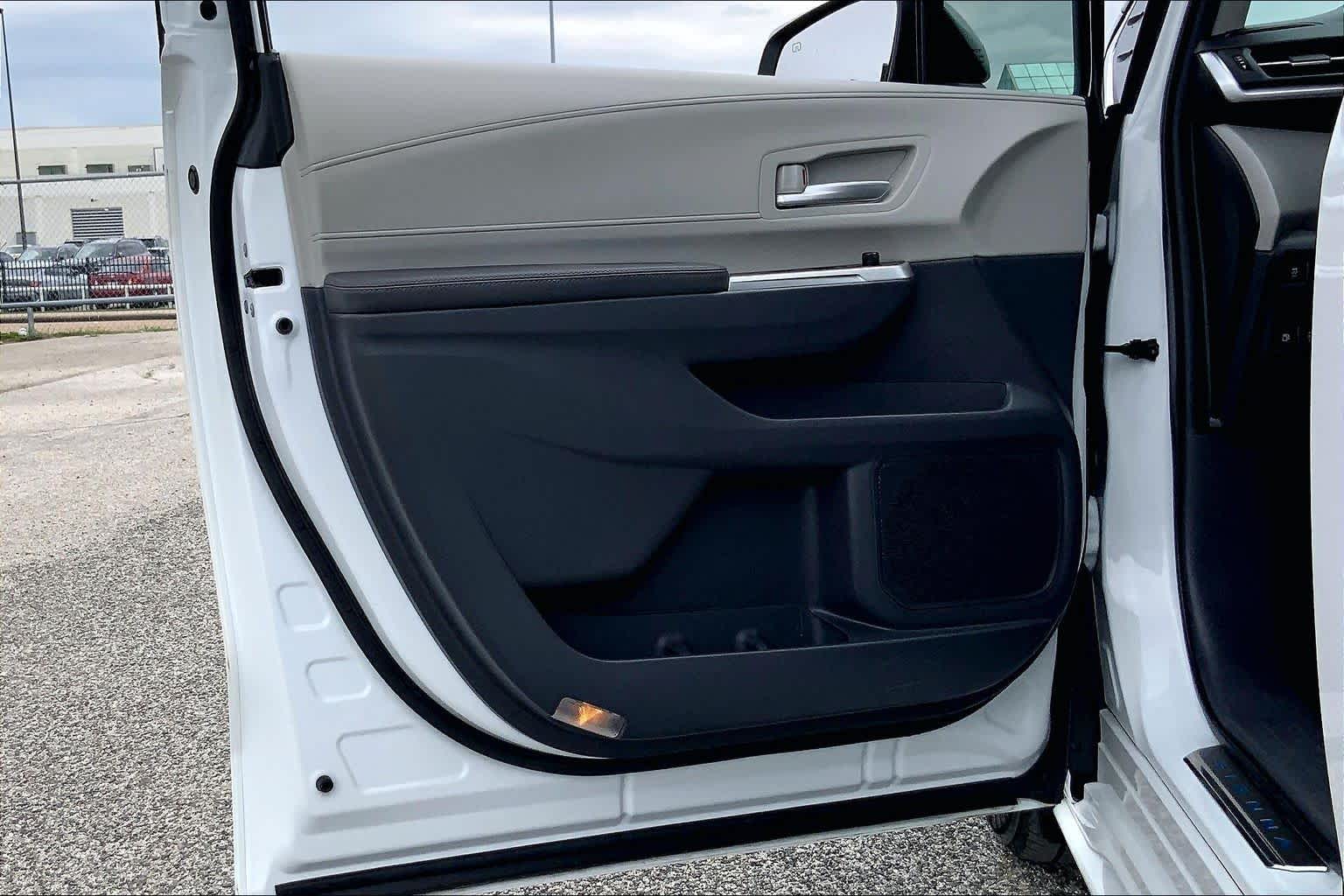 2024 Toyota Sienna XLE Wind Chill Pearl at Group 1 Toyota Southwest