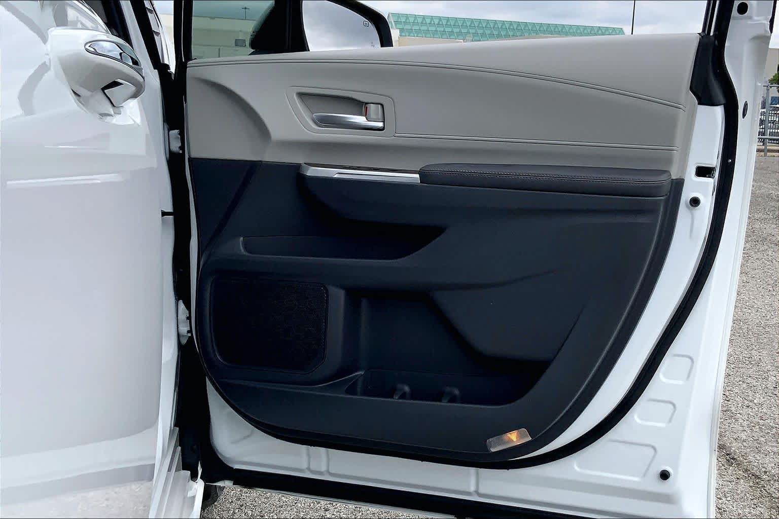 2024 Toyota Sienna XLE Wind Chill Pearl at Group 1 Toyota Southwest