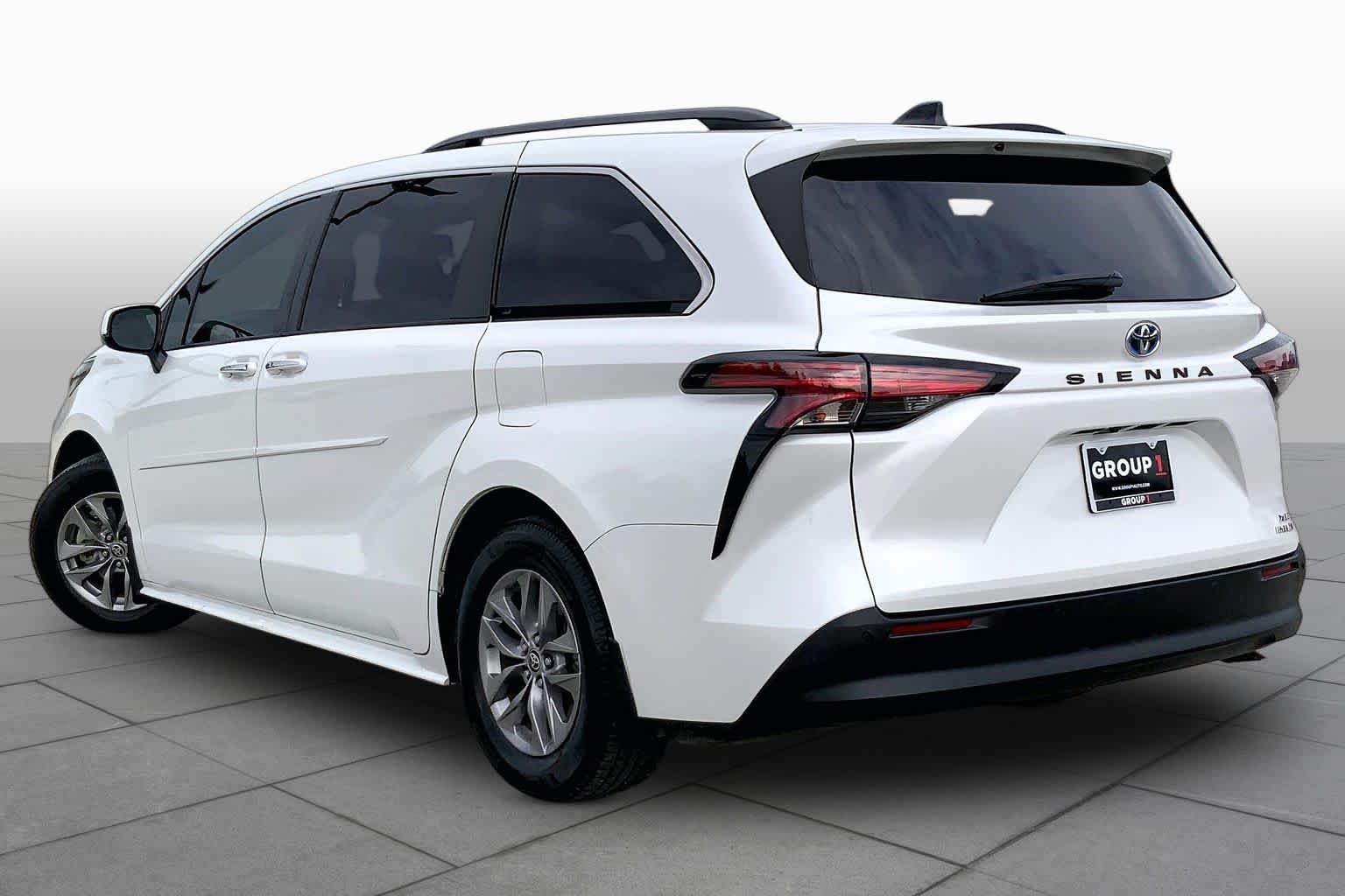 2022 Toyota Sienna photo 12 of 36