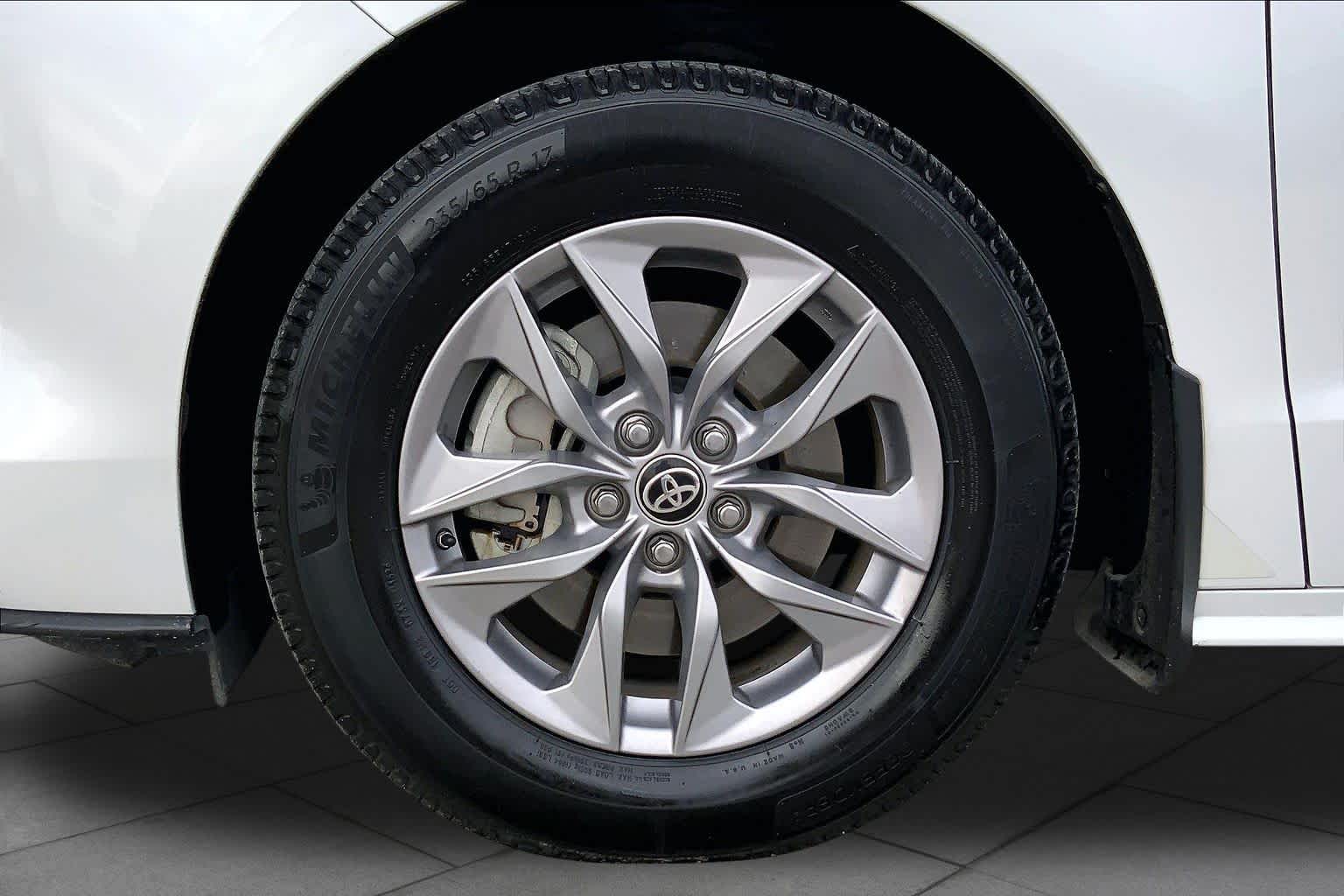 2022 Toyota Sienna photo 11 of 36