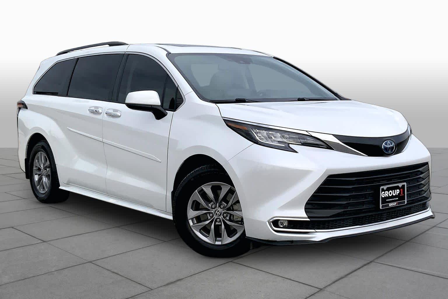 2022 Toyota Sienna photo 3 of 36