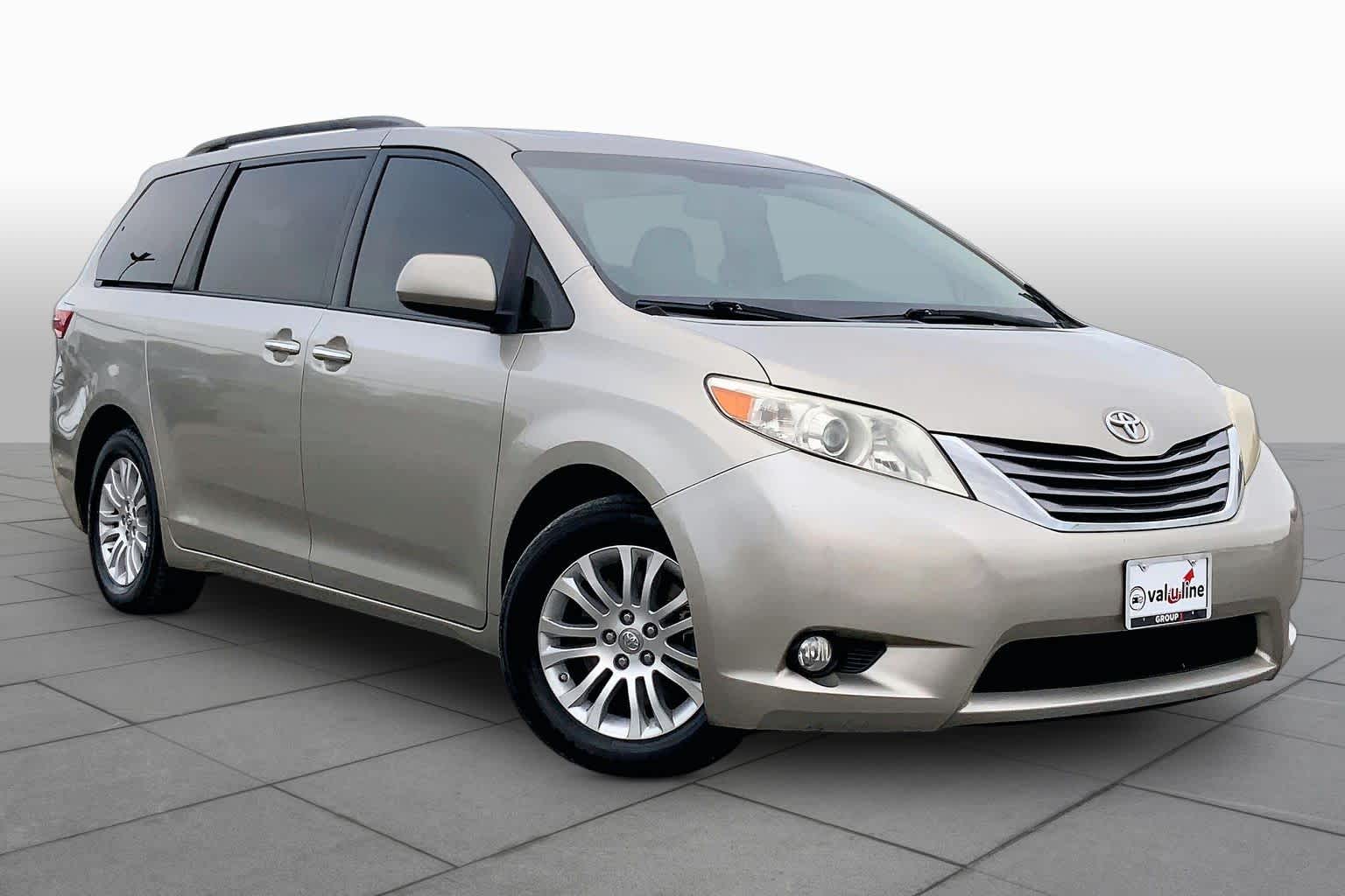 2017 Toyota Sienna photo 3 of 36