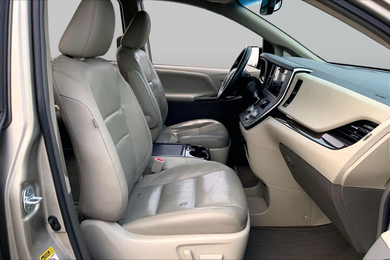 2017 Toyota Sienna photo 9 of 36