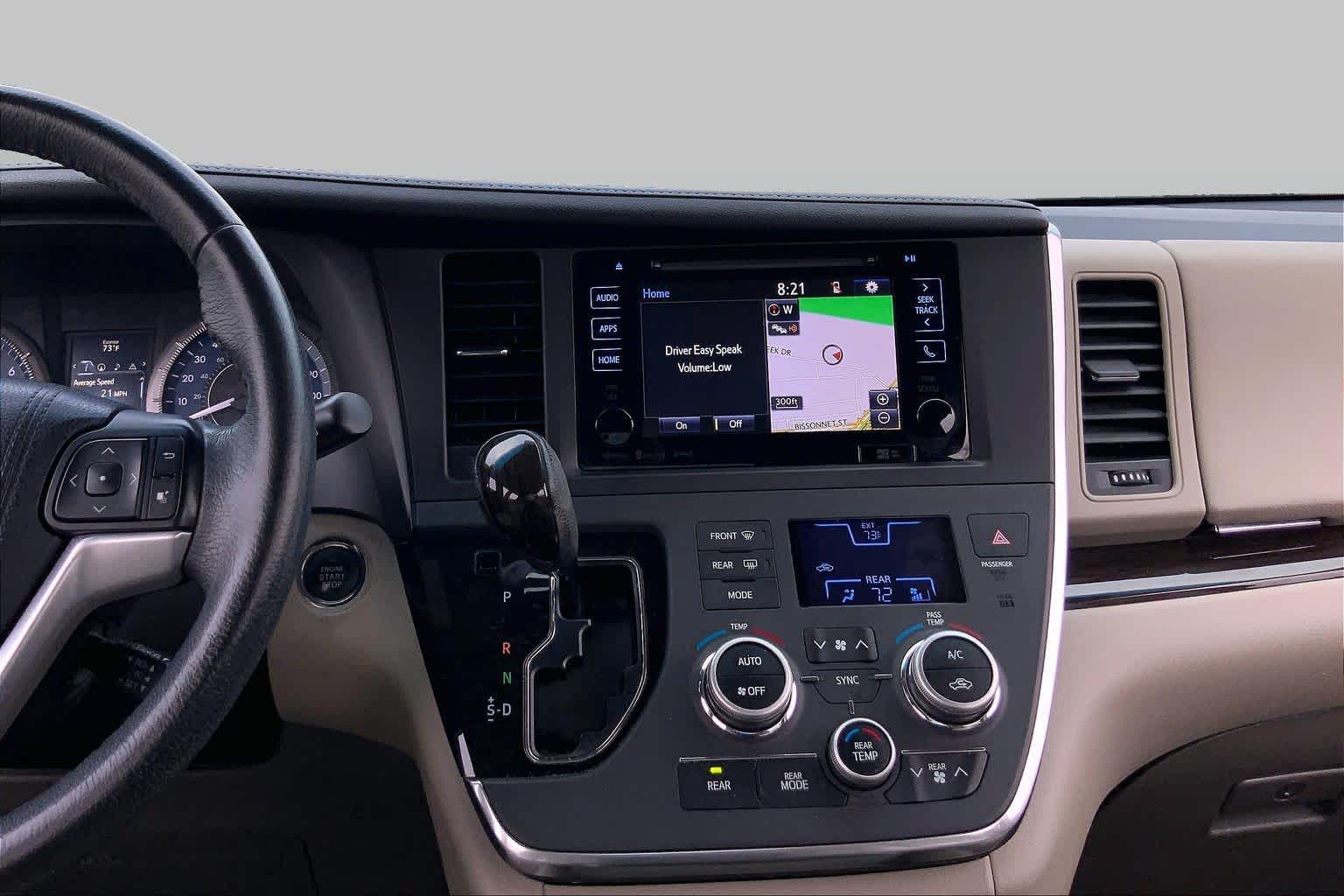 2017 Toyota Sienna photo 7 of 36