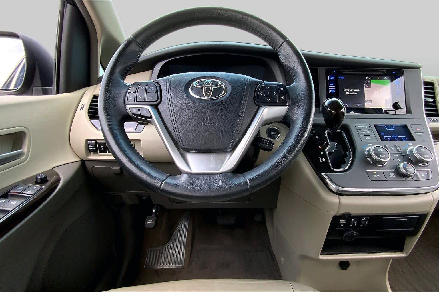 2017 Toyota Sienna photo 6 of 36