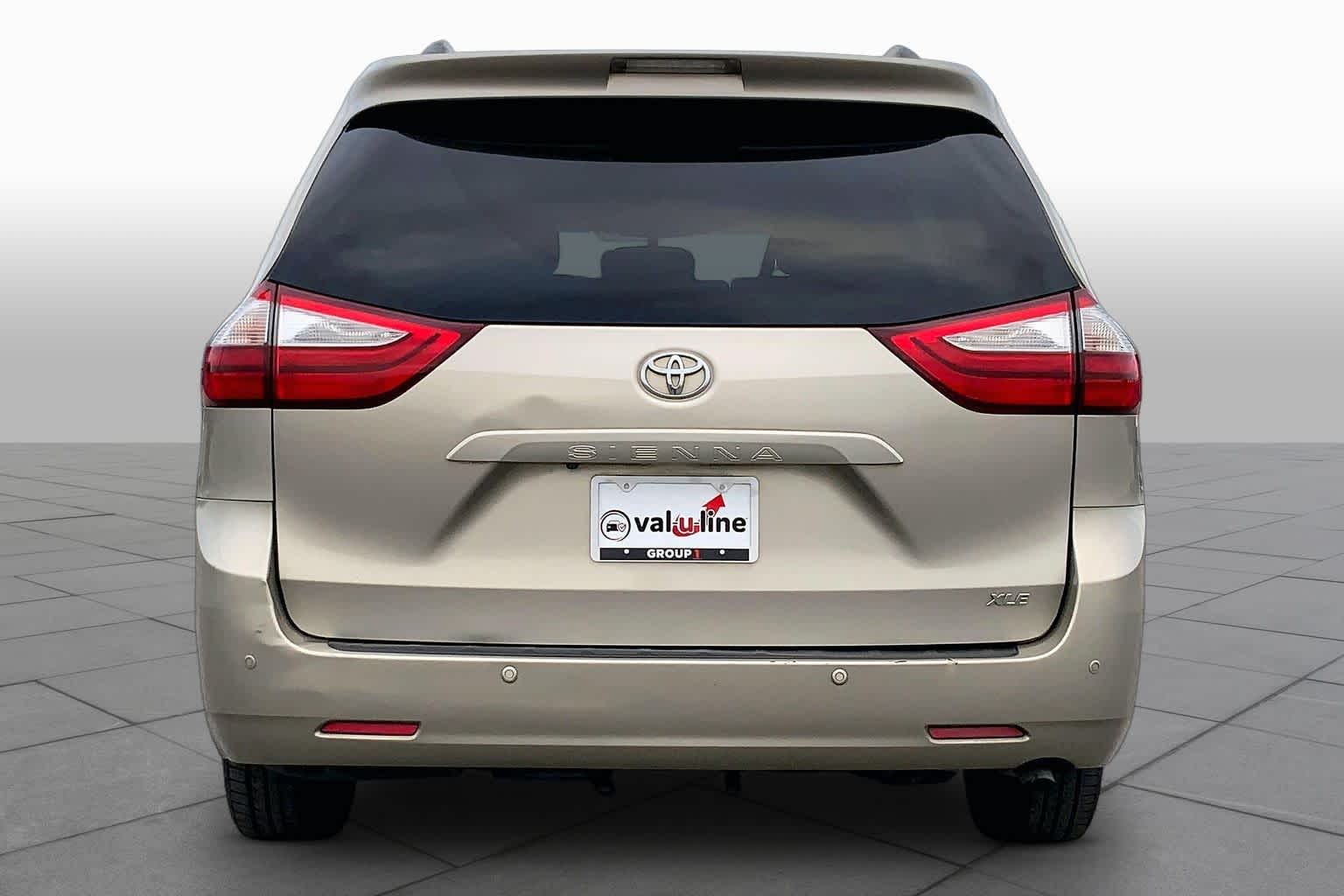 2017 Toyota Sienna photo 5 of 36