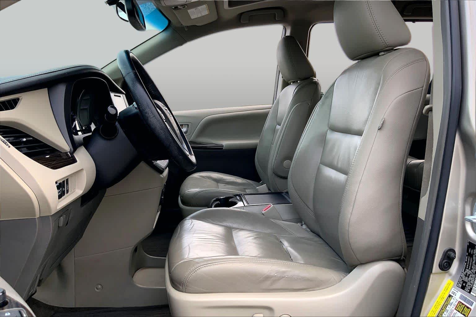 2017 Toyota Sienna photo 8 of 36