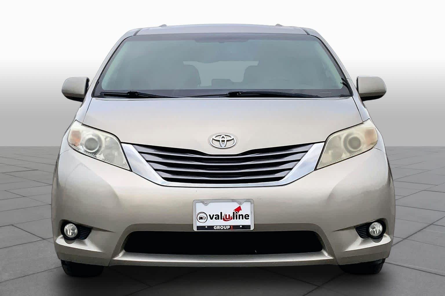 2017 Toyota Sienna photo 4 of 36
