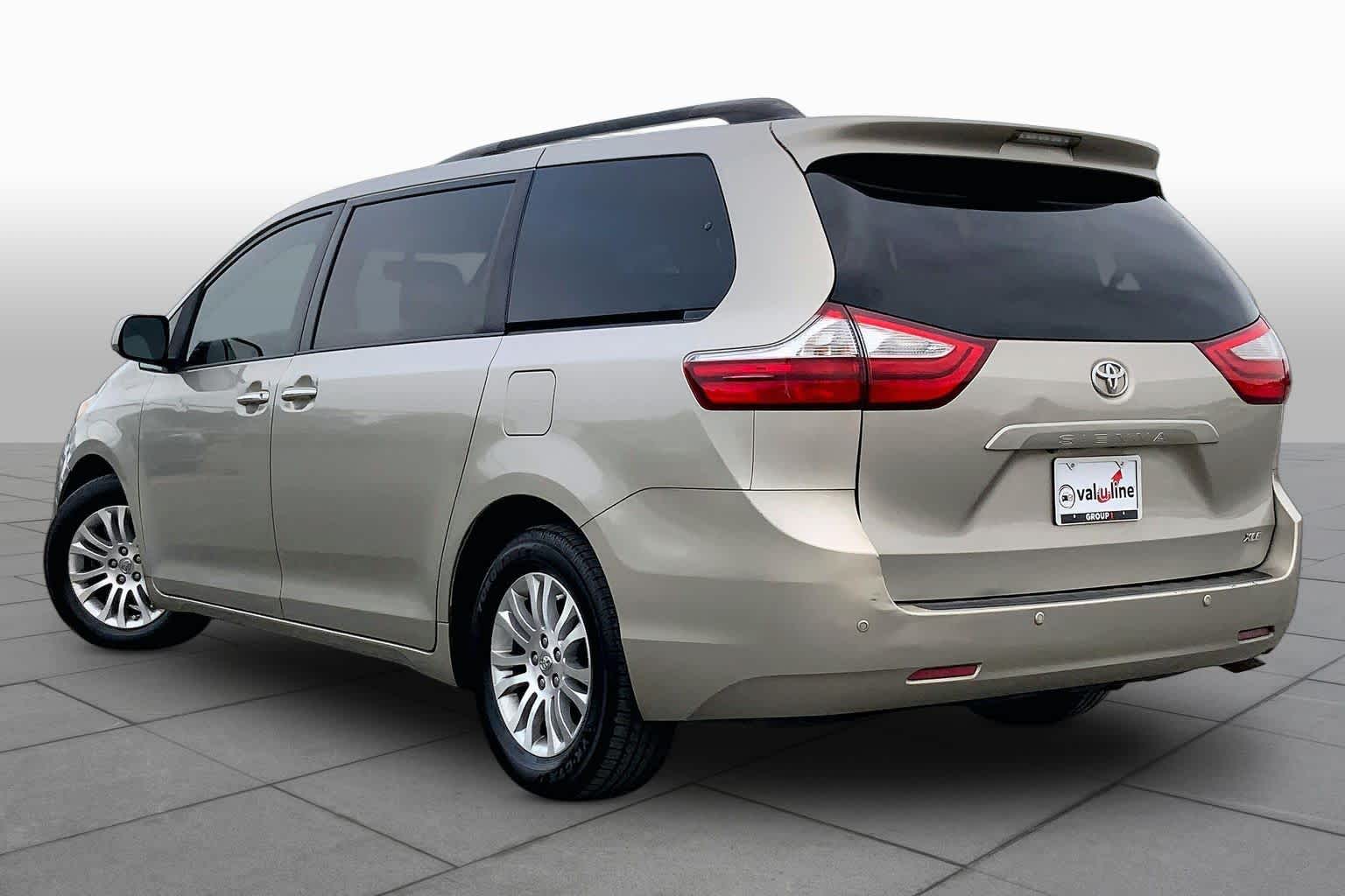 2017 Toyota Sienna photo 12 of 36