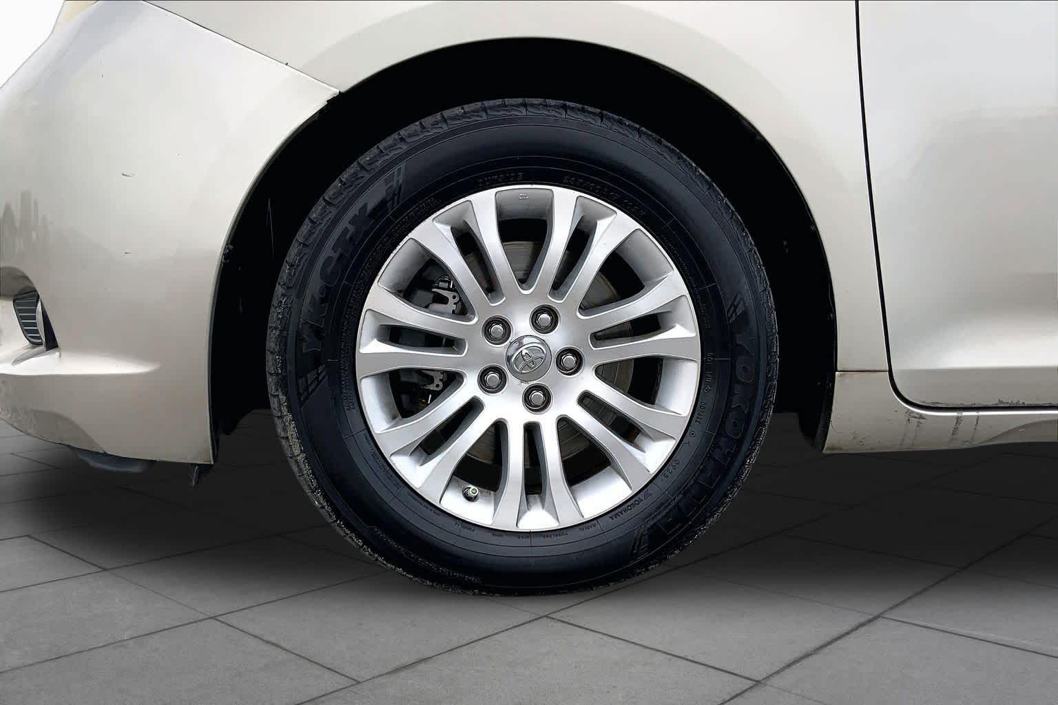 2017 Toyota Sienna photo 11 of 36