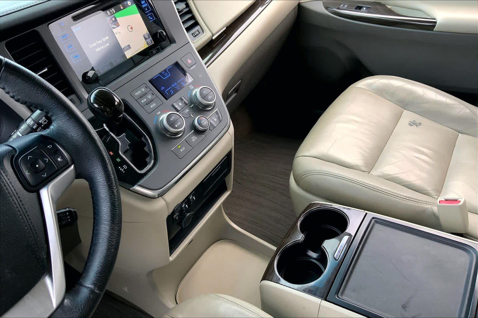 2017 Toyota Sienna photo 16 of 36