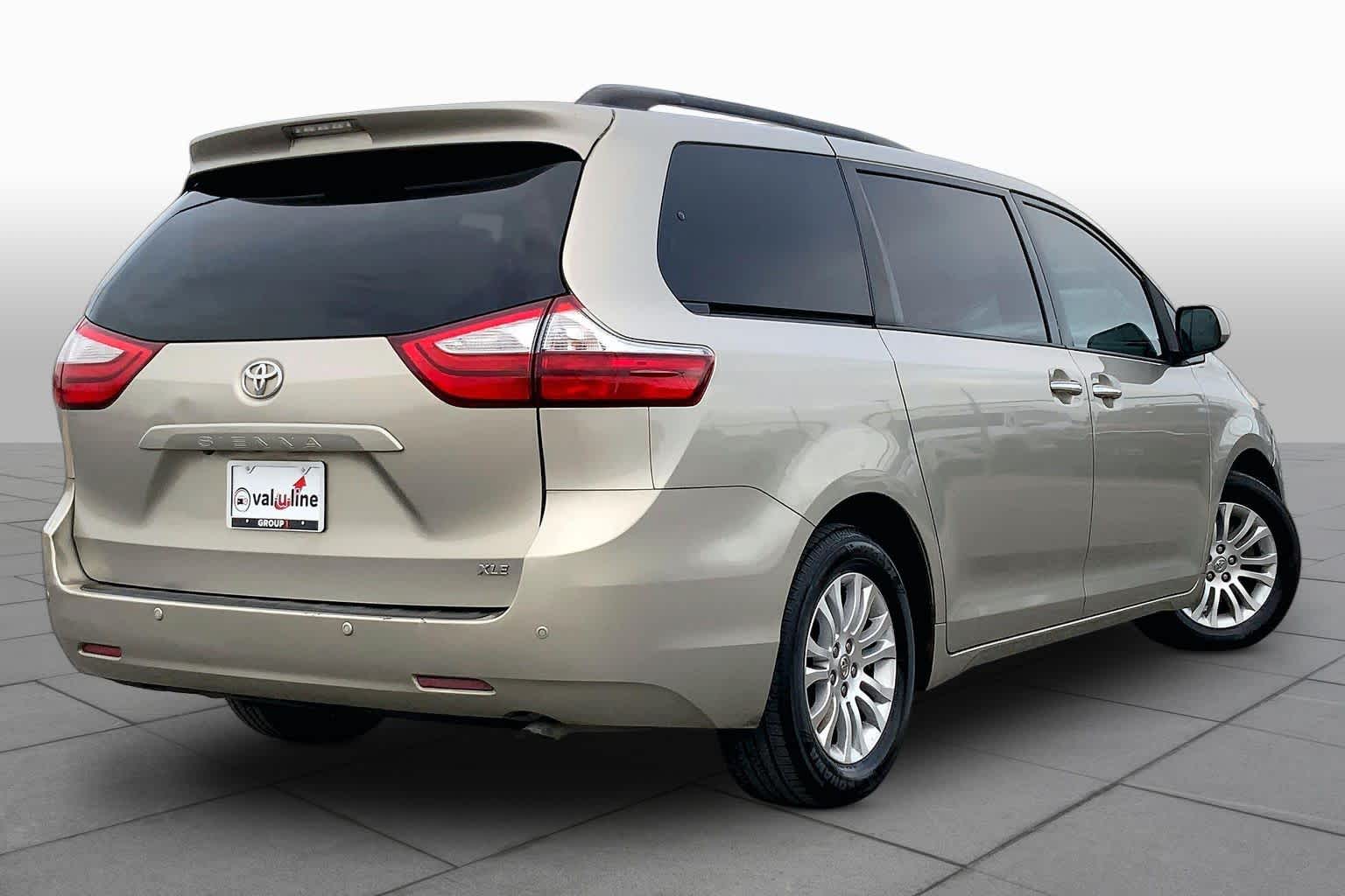 2017 Toyota Sienna photo 13 of 36