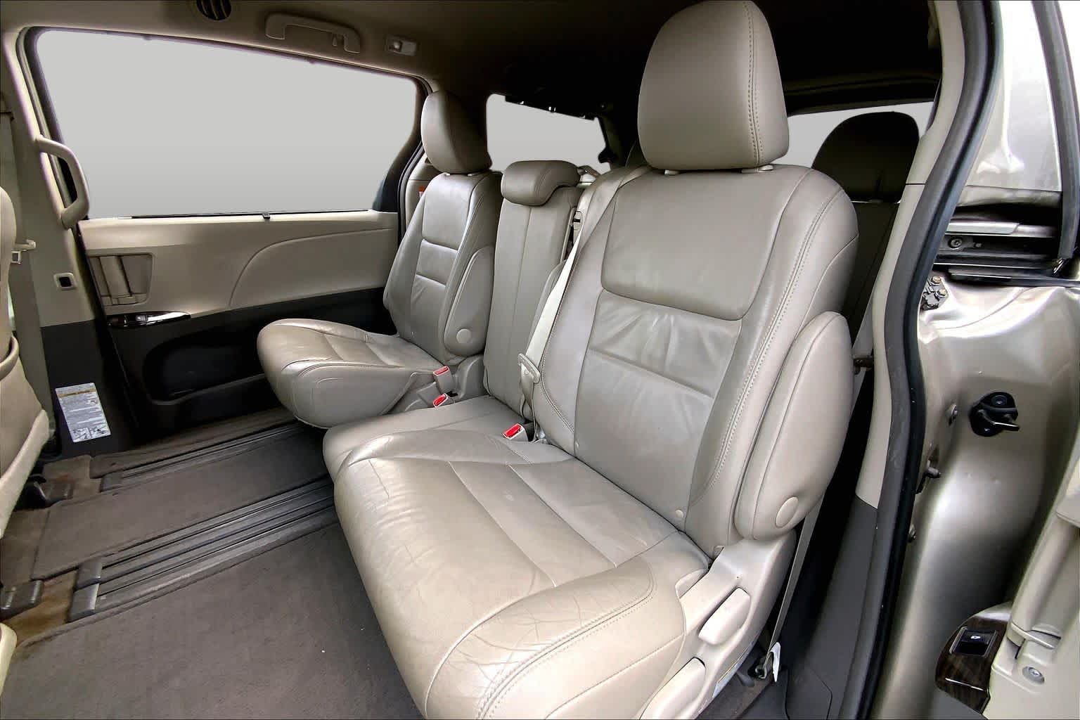 2017 Toyota Sienna photo 20 of 36