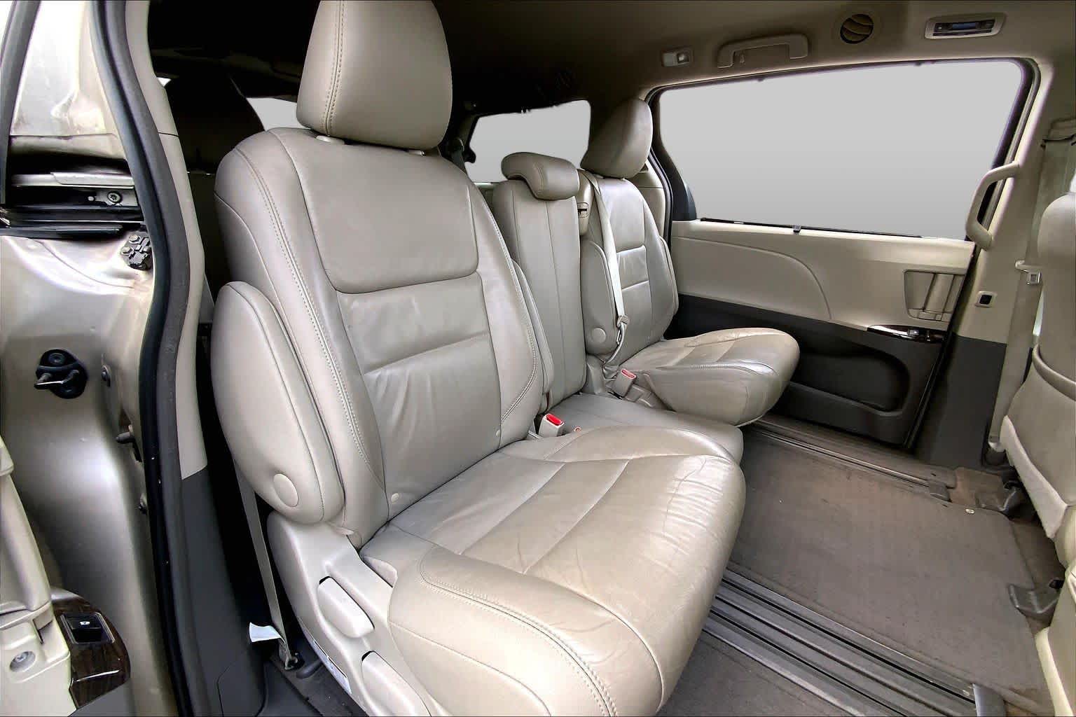 2017 Toyota Sienna photo 19 of 36