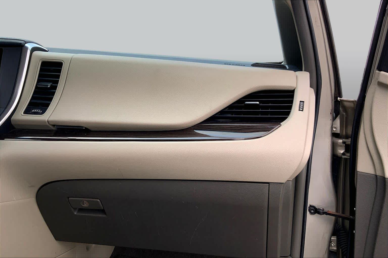 2017 Toyota Sienna photo 18 of 36