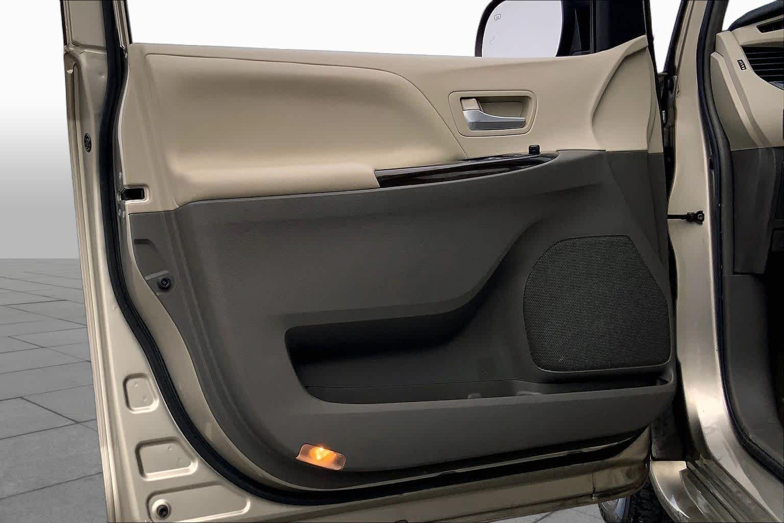 2017 Toyota Sienna photo 21 of 36