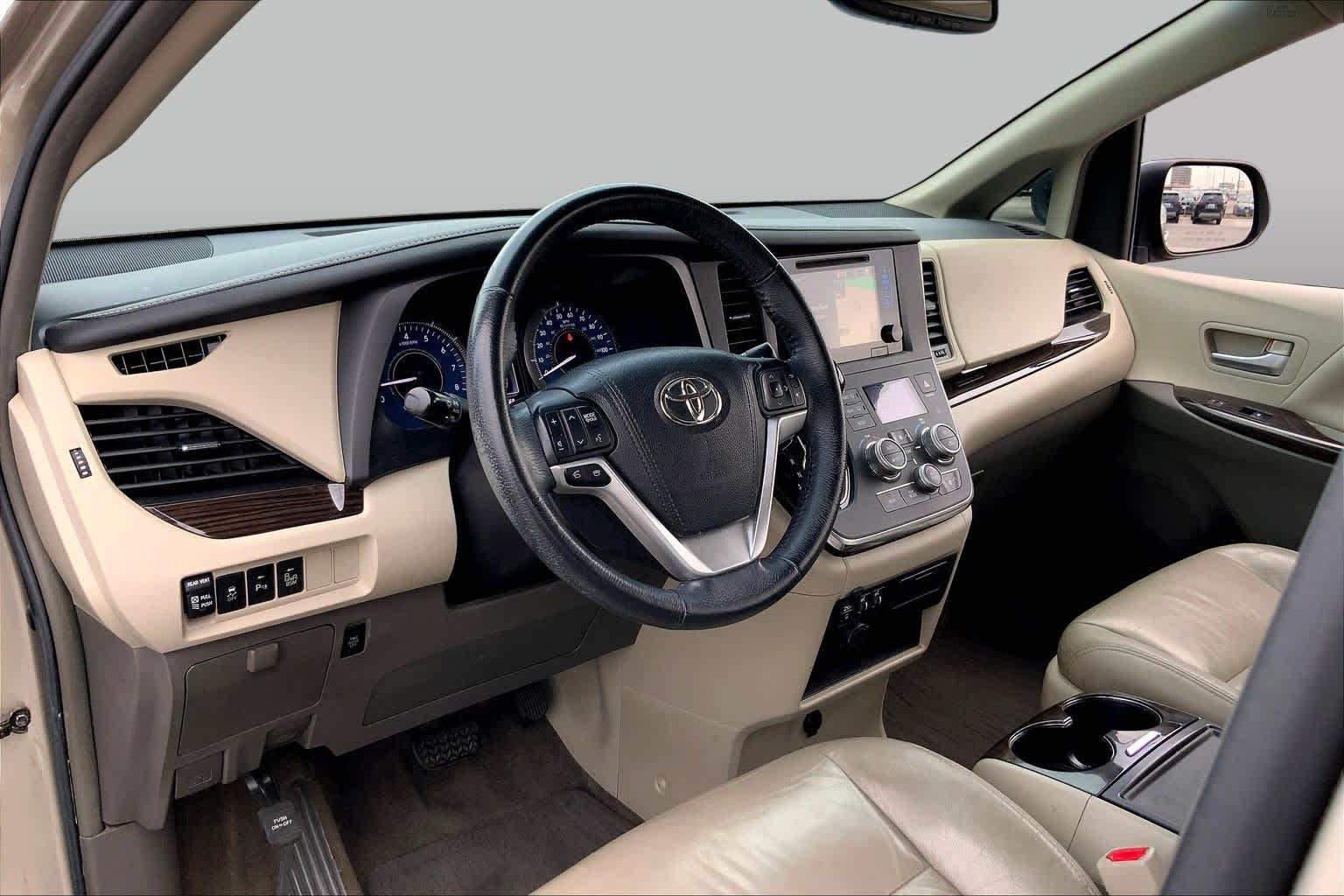 2017 Toyota Sienna photo 17 of 36