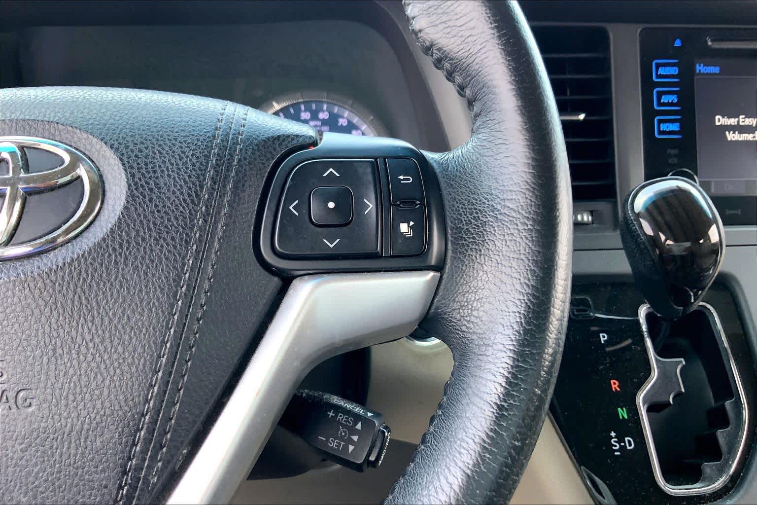 2017 Toyota Sienna photo 24 of 36
