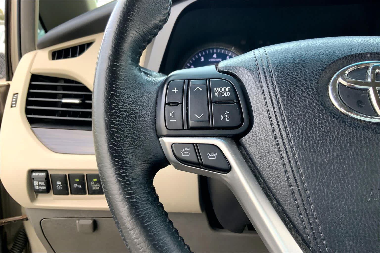 2017 Toyota Sienna photo 23 of 36