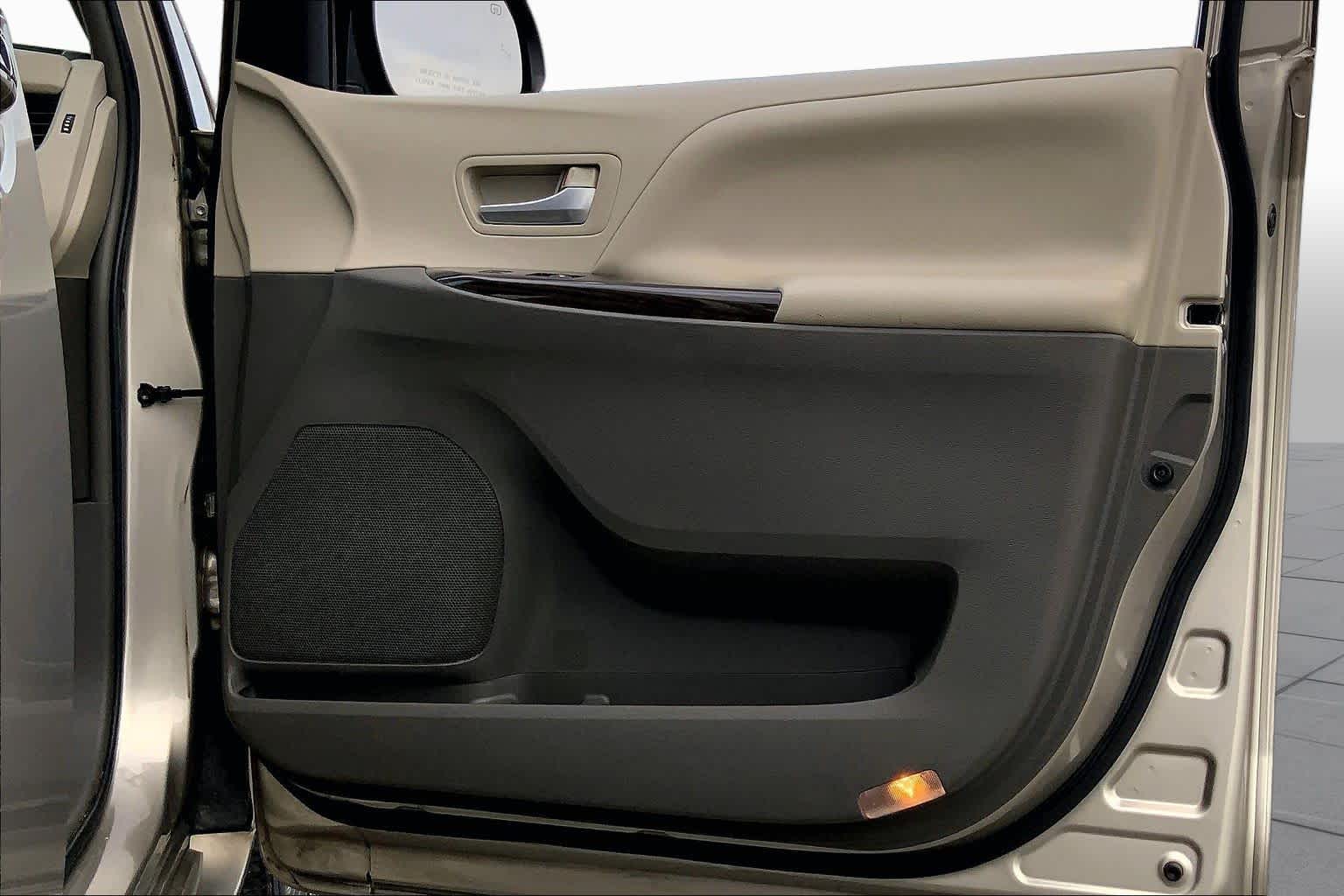 2017 Toyota Sienna photo 22 of 36