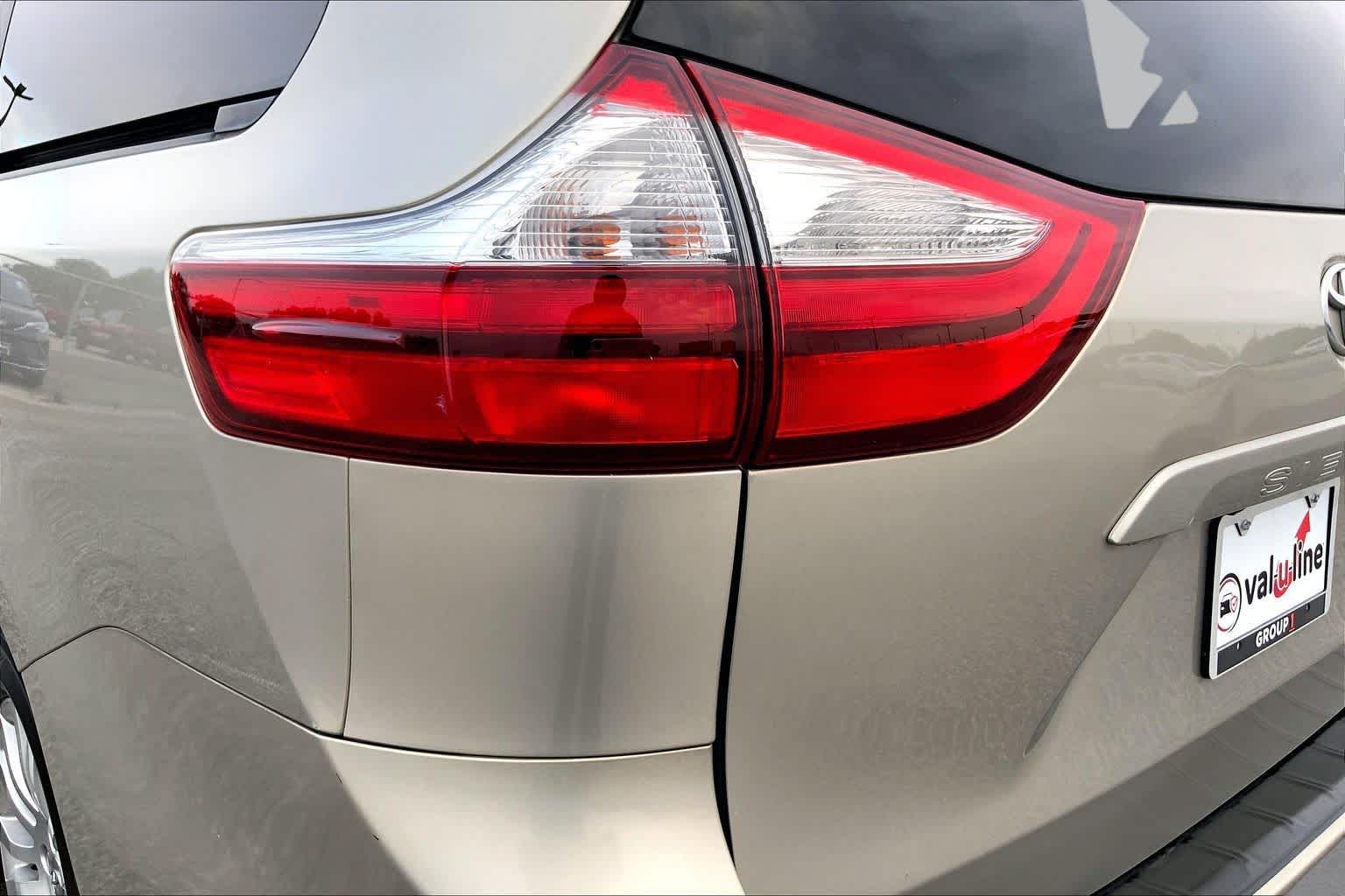 2017 Toyota Sienna photo 28 of 36