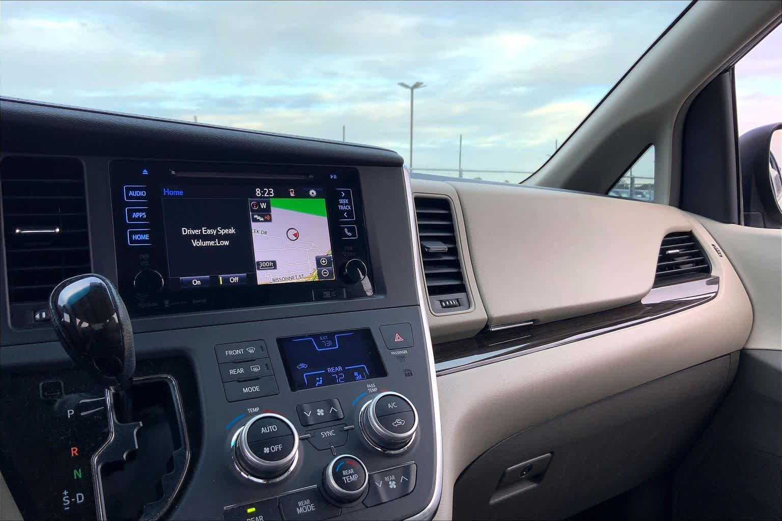 2017 Toyota Sienna photo 35 of 36