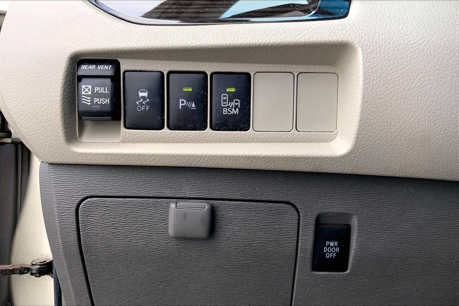 2017 Toyota Sienna photo 33 of 36