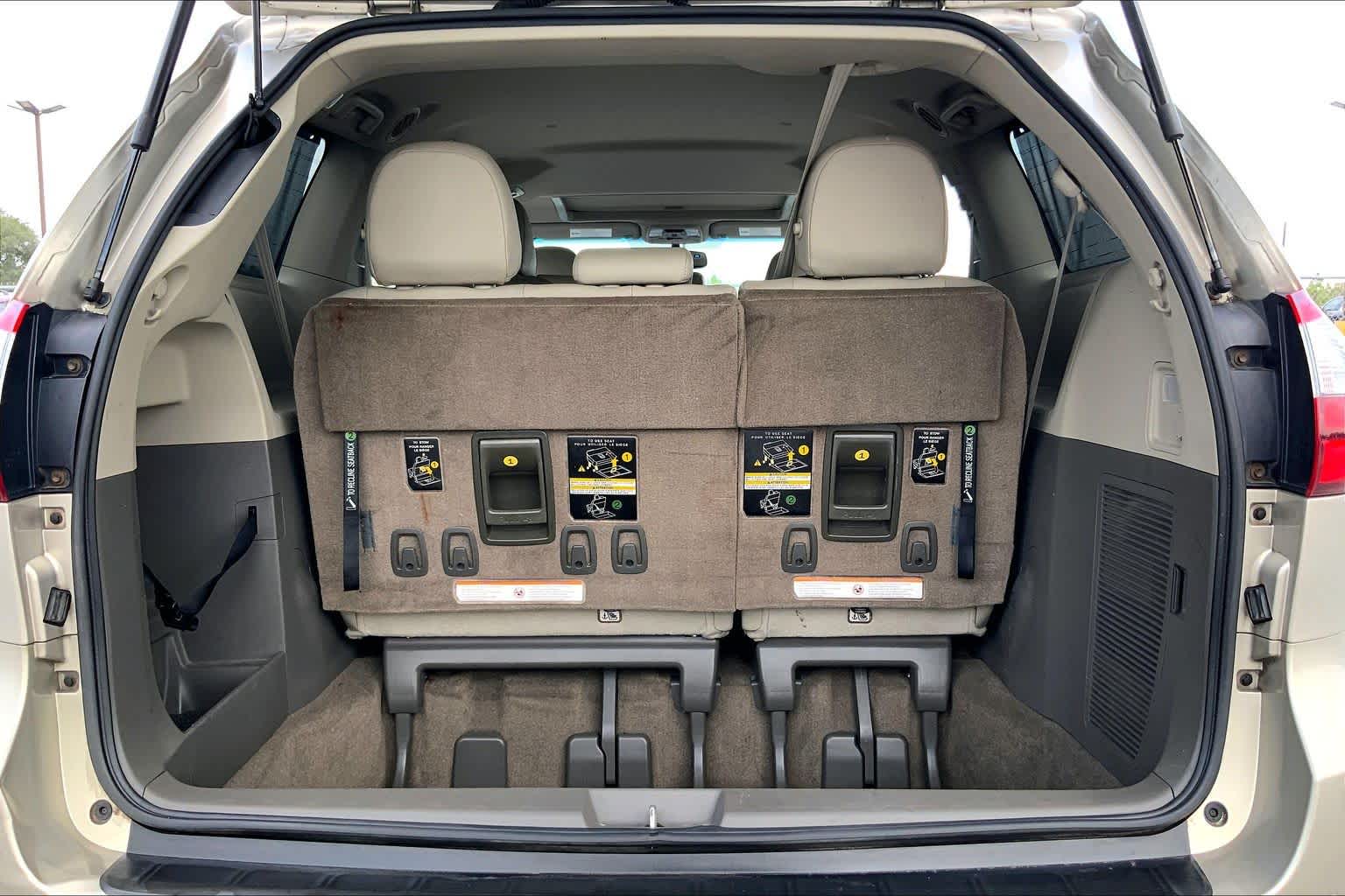 2017 Toyota Sienna photo 34 of 36