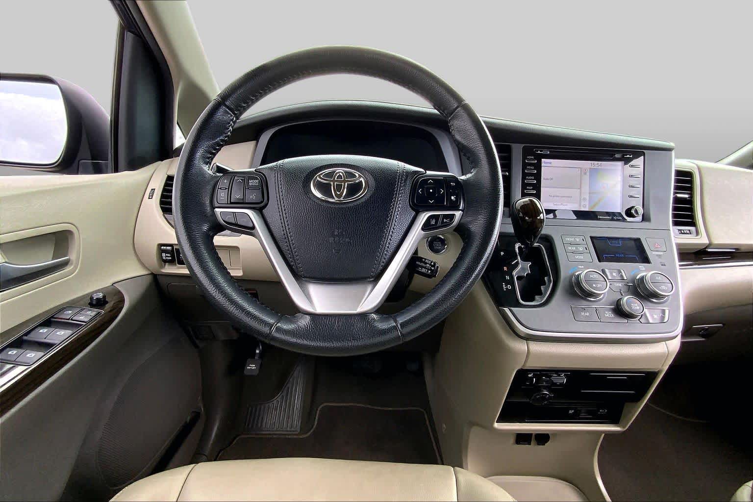 2020 Toyota Sienna photo 6 of 36