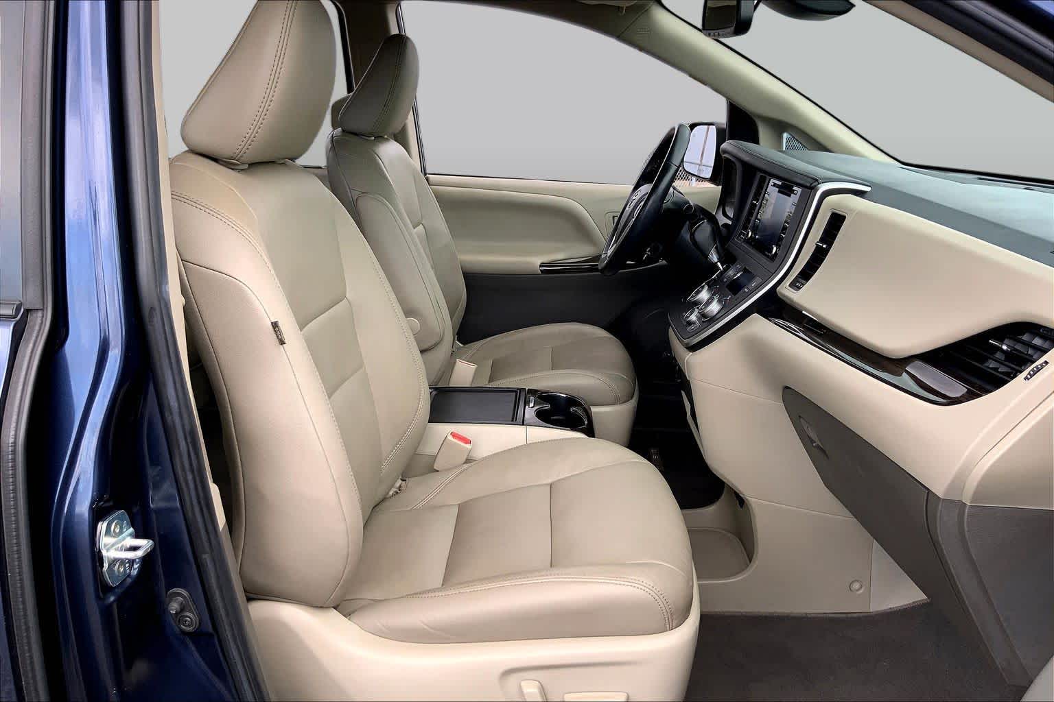 2020 Toyota Sienna photo 9 of 36