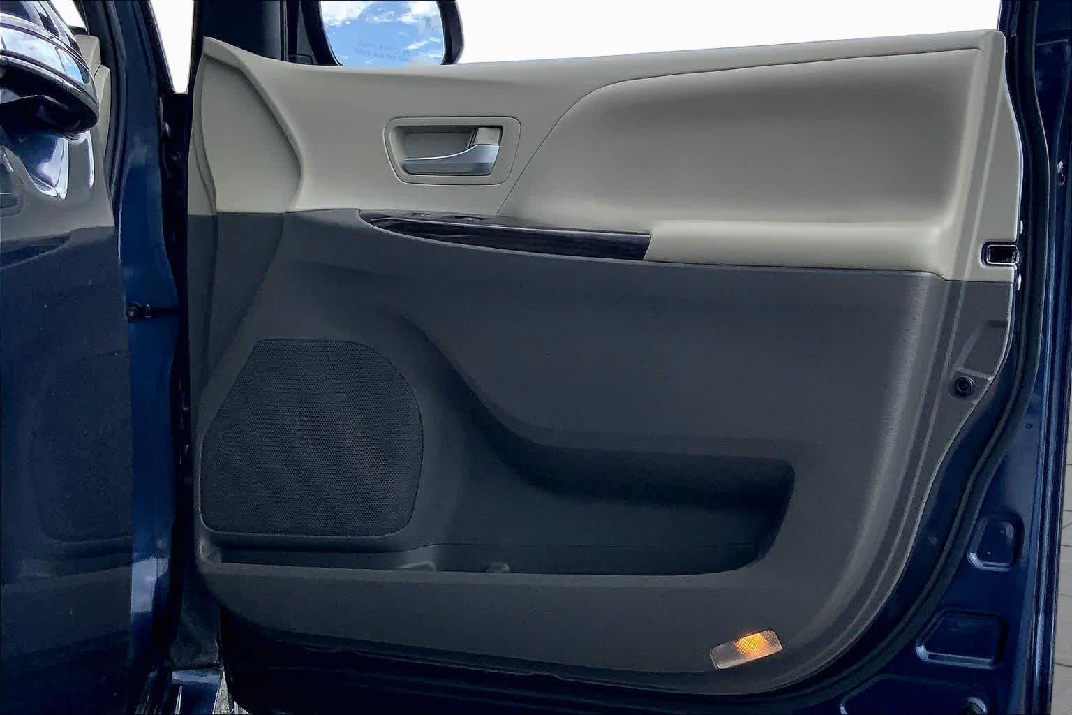 2020 Toyota Sienna photo 22 of 36