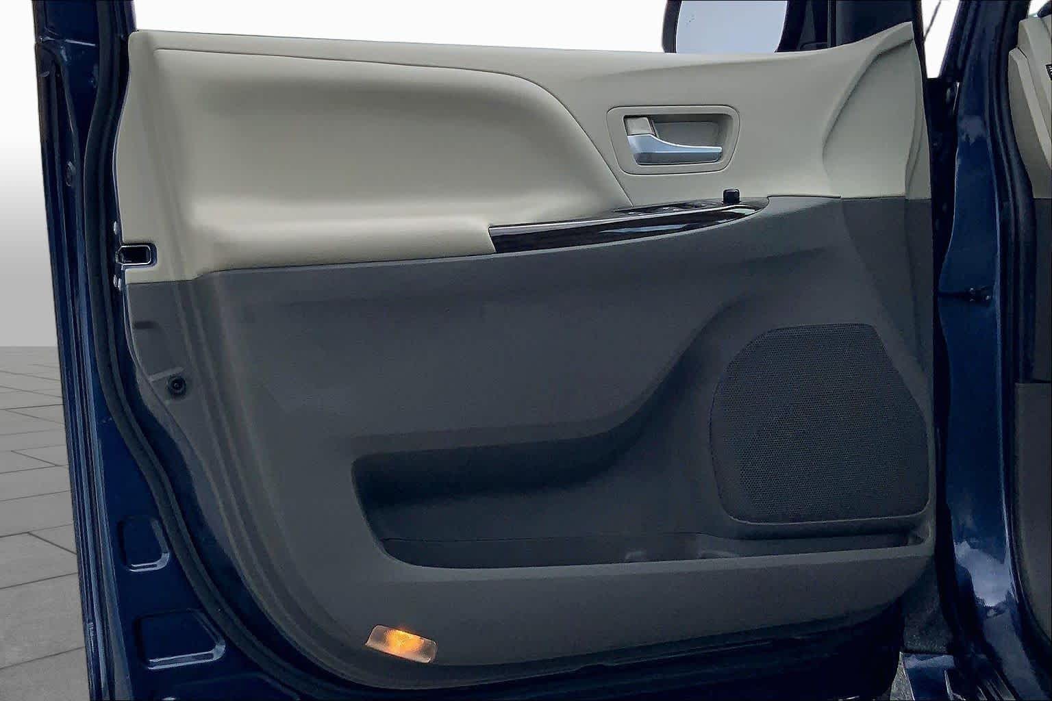 2020 Toyota Sienna photo 21 of 36