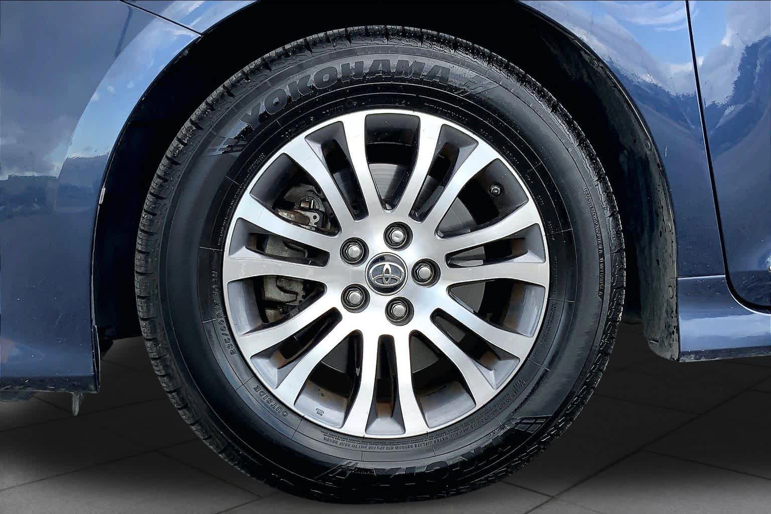 2020 Toyota Sienna photo 11 of 36